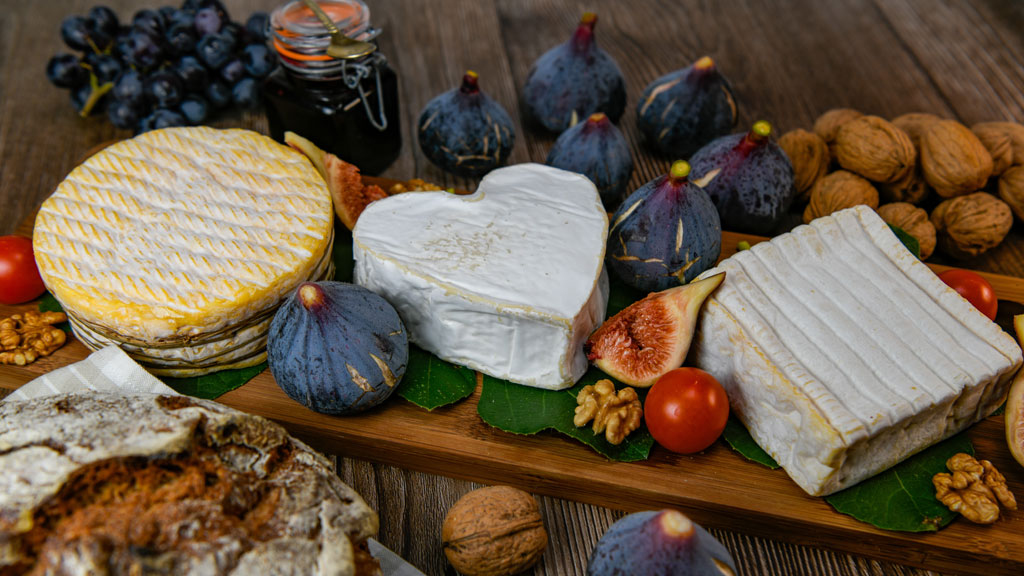 Assortiment de spécialités provençales authentiques avec calissons, tapenade et huile d'olive sur table rustique
